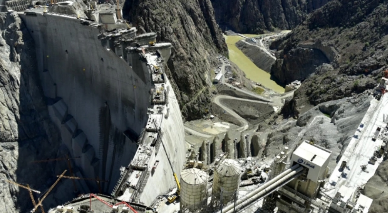 Türkiye'nin en yüksek barajında çalışmalara devam ediliyor